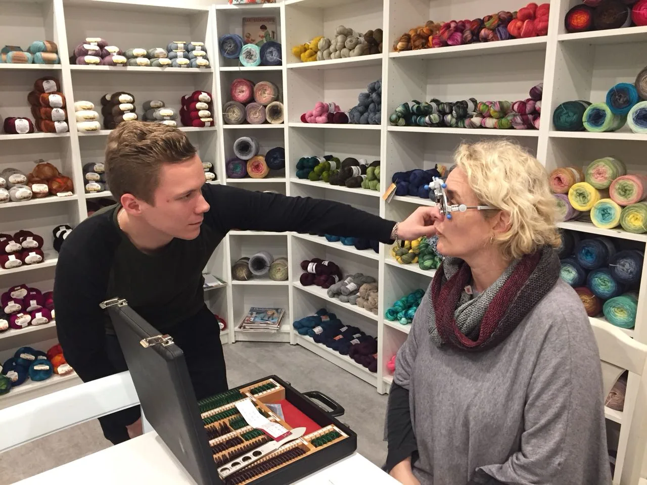 Anpassung einer Bildschirmbrille direkt am Arbeitsplatz durch Brille Bonow